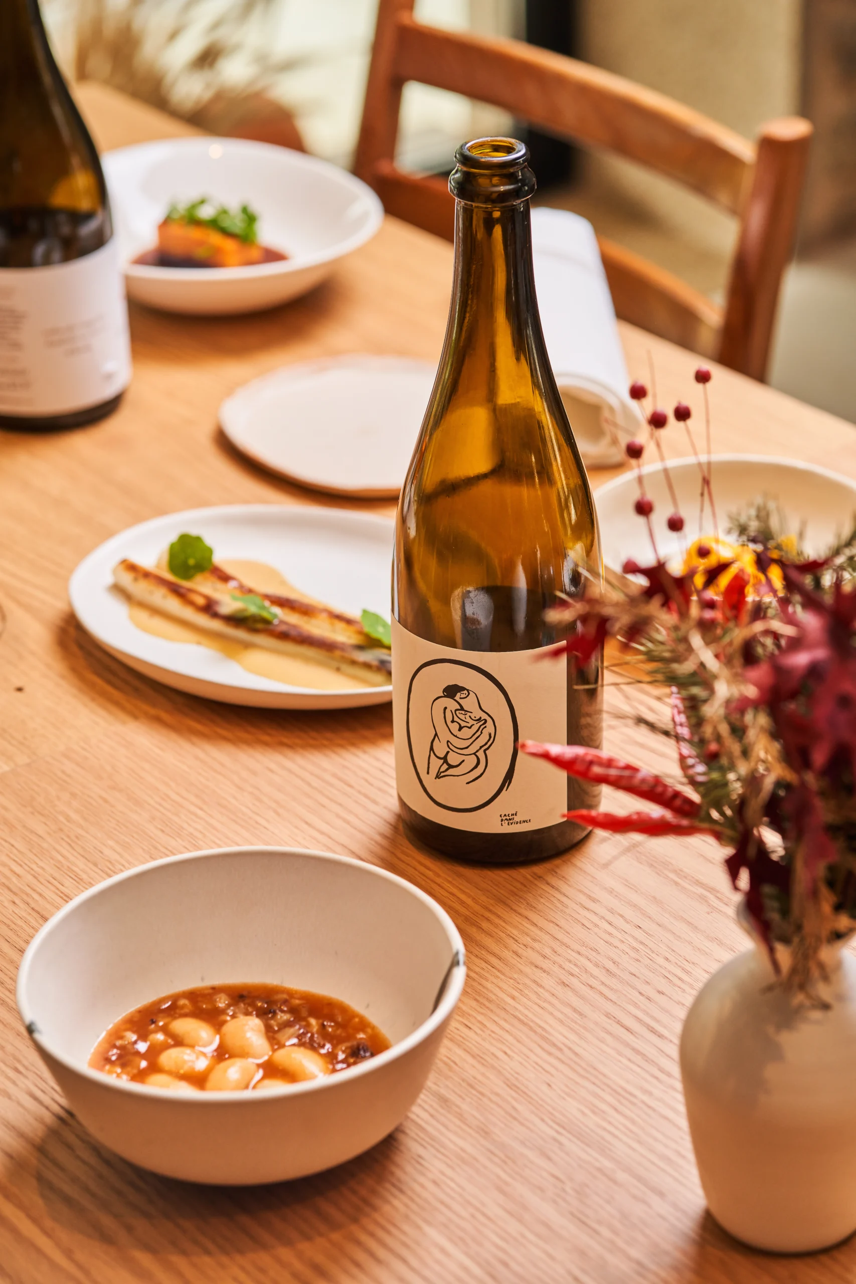 Foto de instagram de platos de comida del menú y un vino propio de su tierra
